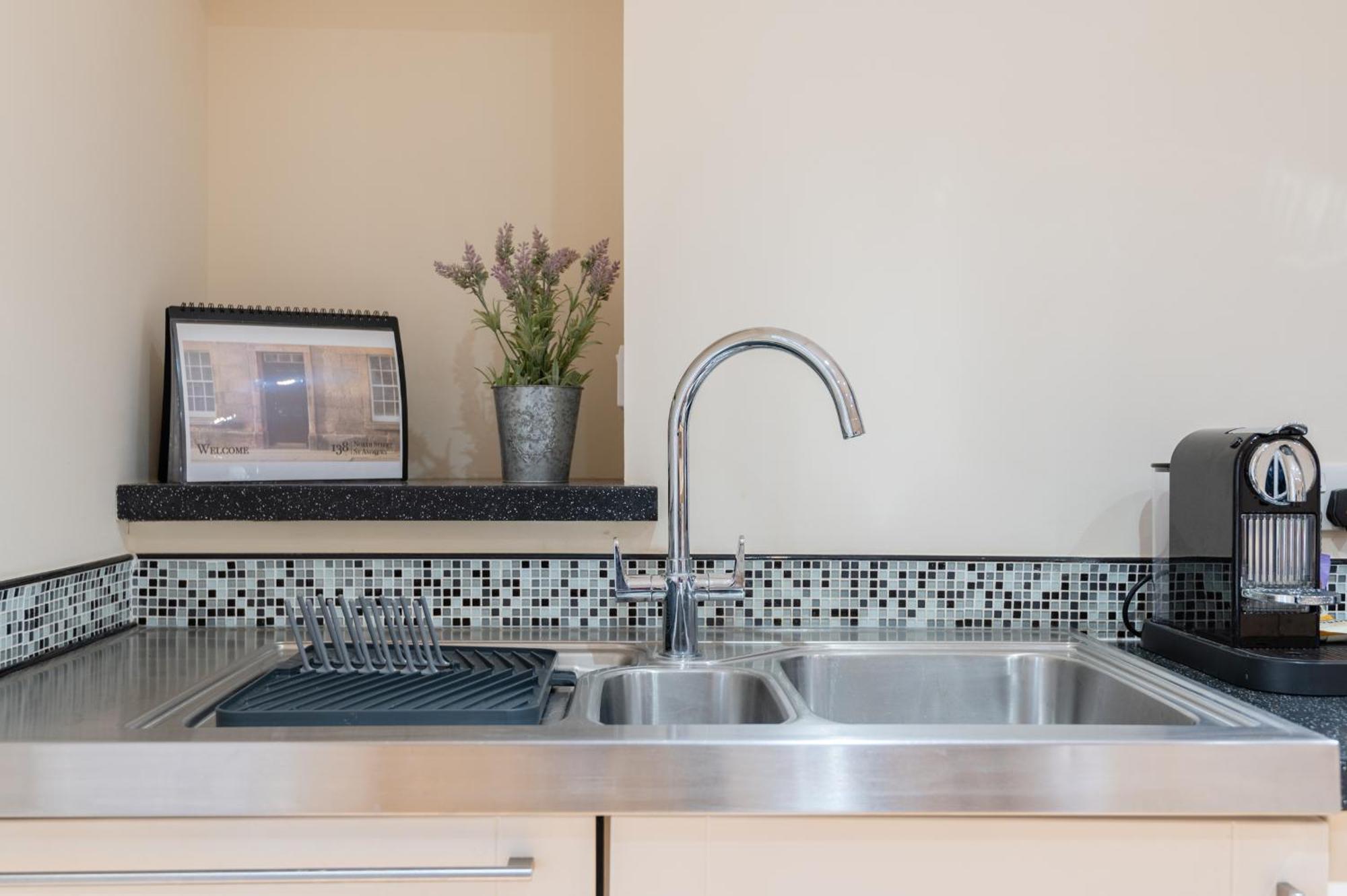 סנט אנדרוס 138 North Street - Luxury 2 Bed 2 Bath With Secret Garden, Summerhouse, Putting Green מראה חיצוני תמונה